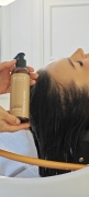 Zabieg Head Spa na profesjonalnym łóżku Trycho Head Spa