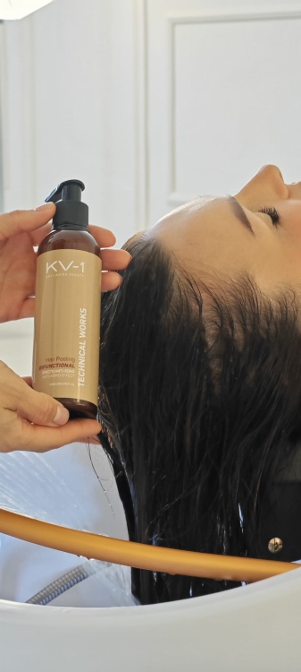 Zabieg Head Spa na profesjonalnym łóżku Trycho Head Spa