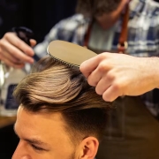 Masaż skóry głowy szczotką galwanizowaną w salonie fryzjerskim